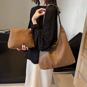 Sac à bandoulière vintage en cuir grainé marron avec pochette assortie pour femme