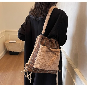 Détail du sac seau à cordon montrant le tissu à carreaux marron et le molleton beige