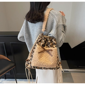 Détail du sac à dos en peluche léopard avec poche kaki et nœud en ruban marron