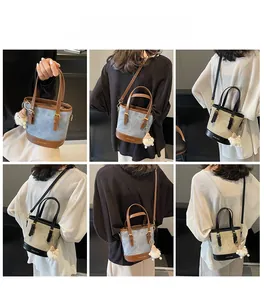 Vues détaillées du sac seau vintage en denim avec un pendentif en peluche doux