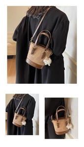 Détails du sac seau marron vintage avec patchwork en cuir et pendentif en laine douce