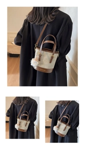 Détail du sac seau en toile avec bordure en cuir marron et breloque monstre