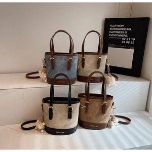 Sacs seau rétro en toile bleue, marron et kaki avec garniture en cuir et pendentifs