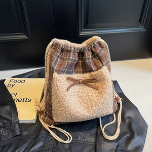 Sac à dos à carreaux marron avec fourrure synthétique crème et nœud en cuir