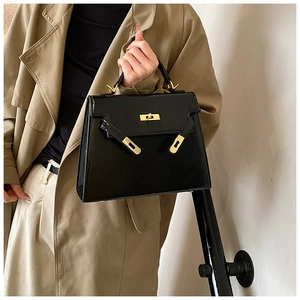 Élégant sac à main Kelly noir rétro pour femme, sac porté épaule chic mode hiver classique.