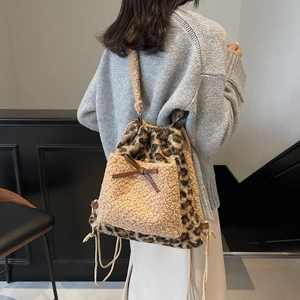 Sac à dos en peluche à motif léopard pour femmes avec détails en polaire beige