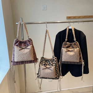 Sacs à bandoulière d'hiver en laine d'agneau avec nœud et motifs à carreaux