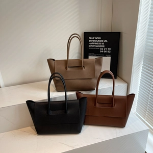 Trois sacs cabas minimalistes en cuir grainé de couleurs noir, kaki et marron foncé