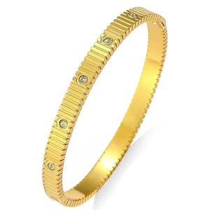 Vue détaillée du bracelet doré texturé orné de cinq pierres de zircone rondes et brillantes