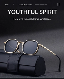 Gros plan de lunettes de soleil rectangulaires rétro avec monture dorée et étui en cuir noir