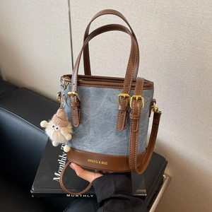 Sac Seau Rétro En Tissu Et Cuir Pour Femmes Sac Bandoulière De Mode Avec Pendentif En Peluche Sac À Main Décontracté