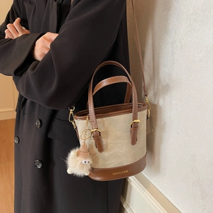 Sac seau rétro en toile et cuir marron avec breloque peluche et bandoulière réglable
