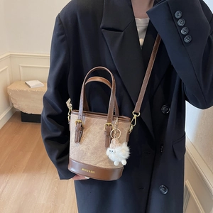 Sac seau bicolore rétro élégant avec bandoulière réglable et pendentif agneau mignon