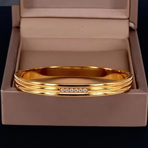 Elegant Fashion Stainless Steel Bangle For Women Sparkling Rhinestone Inlaid Parallel Ridges Hinged Bracelet Jewelry