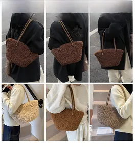 Présentation street style de cabas en laine d'agneau pelucheuse aux couleurs d'automne