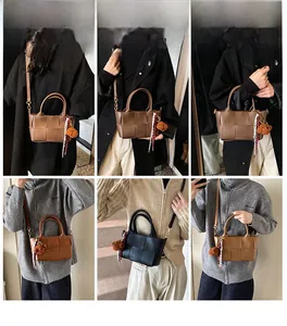 Vues détaillées du sac en cuir tressé avec breloque ours et exemples de styles