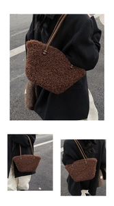 Détail du cabas en peluche marron foncé avec texture douce et perles sur la bandoulière