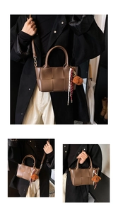 Détail du sac cabas tressé marron foncé avec pendentif ours en peluche et bandoulière