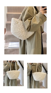 Détail d'un sac cabas en peluche blanche avec fines anses en cuir et nœud décoratif élégant