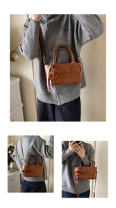 Détail du sac seau tressé marron avec pendentif ours en peluche et ruban décoratif