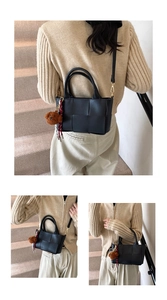 Détail du sac cabas tressé noir avec breloque ours marron et bandoulière à boucle métallique