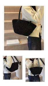 Détail du sac à bandoulière en fausse fourrure noire avec anses fines en cuir pour l'hiver