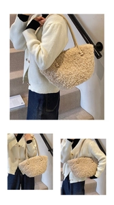 Détail du sac cabas en peluche beige crème avec texture douce en fausse fourrure et anses