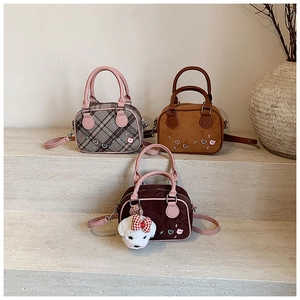 Trois mini sacs Boston avec broderies mignonnes et pendentif chien sur marches en pierre