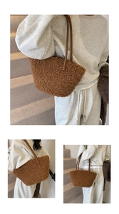 Détail de la texture pelucheuse marron et des anses fines en cuir d'un sac cabas d'hiver