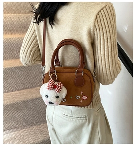 Sac bandoulière en daim marron avec broderie cœur et charmant chien en peluche