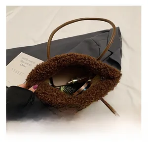 Vue détaillée de l'intérieur du sac fourre-tout marron montrant sa grande capacité