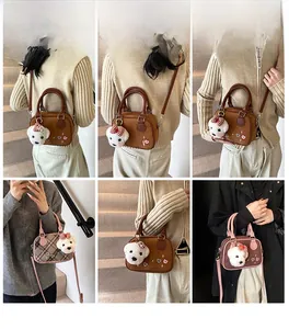 Collage de femmes portant de petits sacs bowling rétro avec chien en peluche et bandoulière