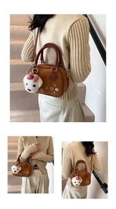 Vue détaillée du sac bandoulière marron en suédine avec broderies et breloque en peluche