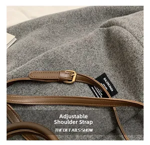 Détail de la bandoulière réglable en cuir PU marron foncé avec boucle dorée et couture