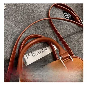 Détail du sac vintage marron avec texture mate et garnitures métalliques en anneau D