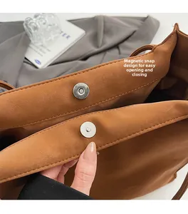 Detailaufnahme der braunen Wildlederhandtasche mit praktischem Magnetverschluss