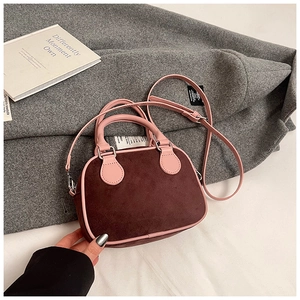 Détails du mini sac Boston en daim bordeaux avec finitions en cuir rose élégant