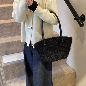 Sac fourre-tout chic en peluche noire avec lanières en cuir, sac à épaule d'hiver