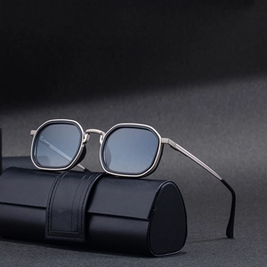 Lunettes de soleil carrées rétro en métal argenté avec verres foncés et étui en cuir noir