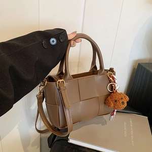Sac sous le Bras en Cuir PU Tissé pour Femmes Sac à Bandoulière Minimaliste Avec Pendentif Animal Sac Cabas Carré Mode