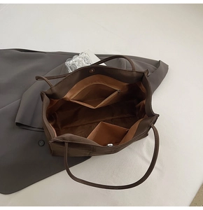 Innenansicht des großen braunen Shoppers aus Kunstleder mit Taschen und Innenfutter