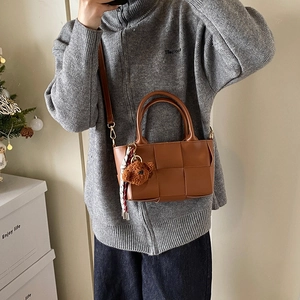Sac sous le bras en cuir tressé marron avec breloque ours et foulard à fleurs