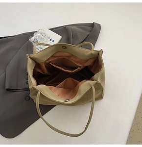 Innenansicht der großen olivgrünen Shopper-Tasche mit Magnetverschluss und Innentaschen
