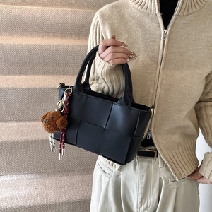 Sac sous le bras minimaliste noir en similicuir tressé avec breloque ours brun mignon