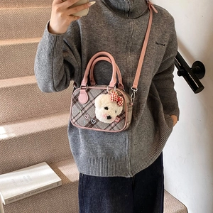 Mini sac bandoulière à carreaux avec garniture en cuir rose et breloque ours en peluche