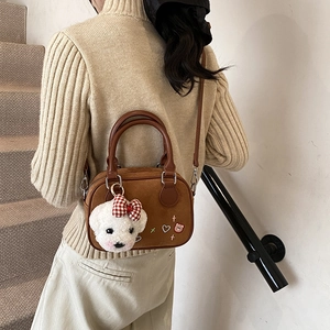 Sac bandoulière marron dépoli avec broderie cœur et charmant chiot en peluche
