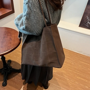 Dunkelbraune Tragetasche mit Krokodilprägung, große Schultertasche aus Kunstleder für Damen