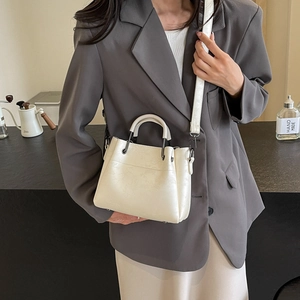 Sac fourre-tout crème chic avec gaufrage floral et garnitures métalliques pour le travail