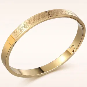Eleganter Armreif aus Titanstahl in Roségold mit Wellengravur und sicherem Seitenverschluss