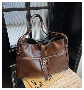 Vue détaillée du sac hobo en cuir PU marron foncé avec double fermeture éclair et boucle
